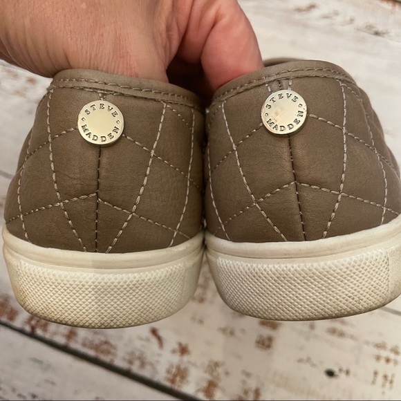 𝅺STEVE Madden Zaander Shoes Size 6 taupe grey slip on sneaker quilted - Picture 8 of 9